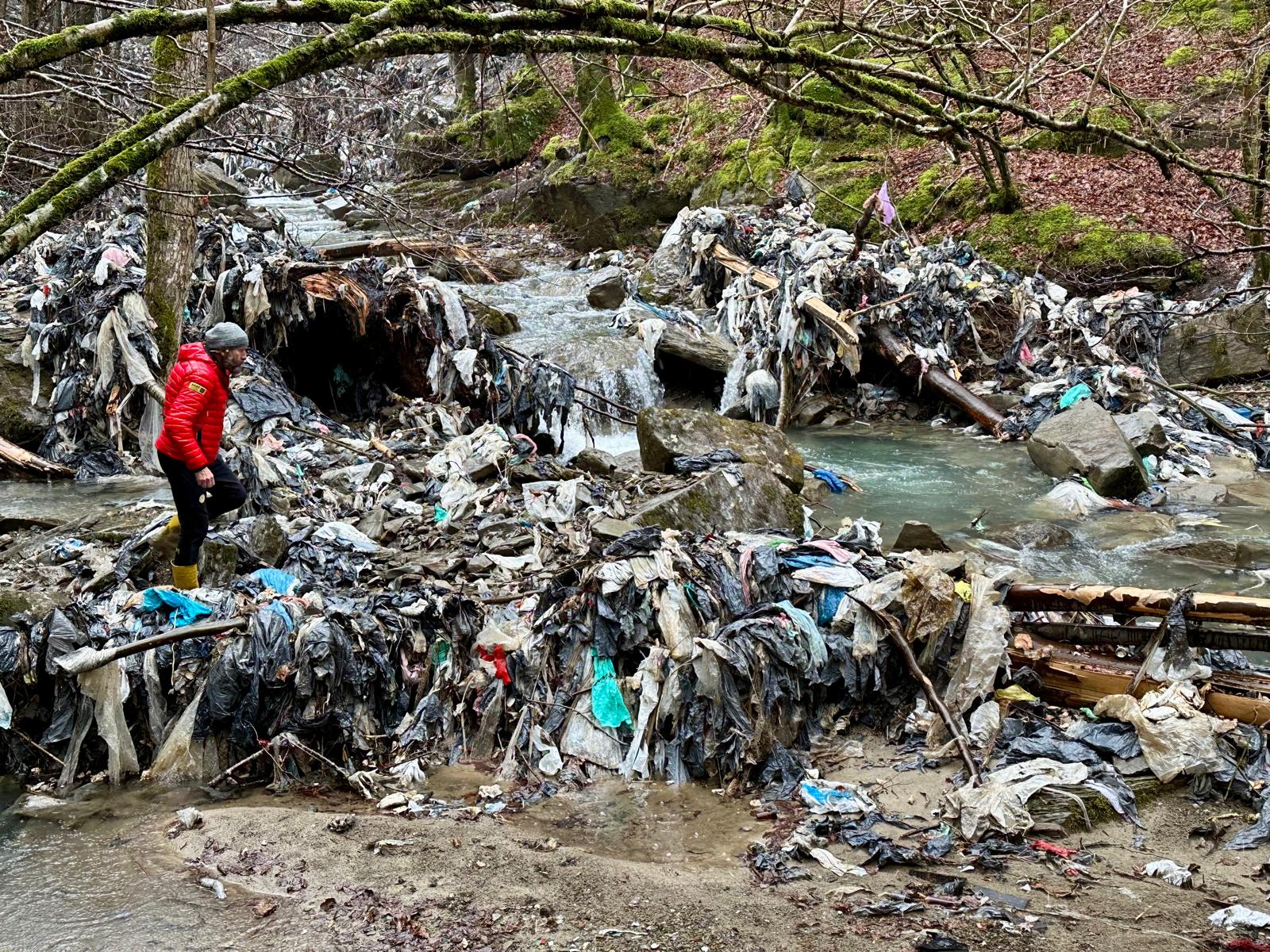 Splastichiamo i fiumi: la Toscana al lavoro contro l’inquinamento da plastica